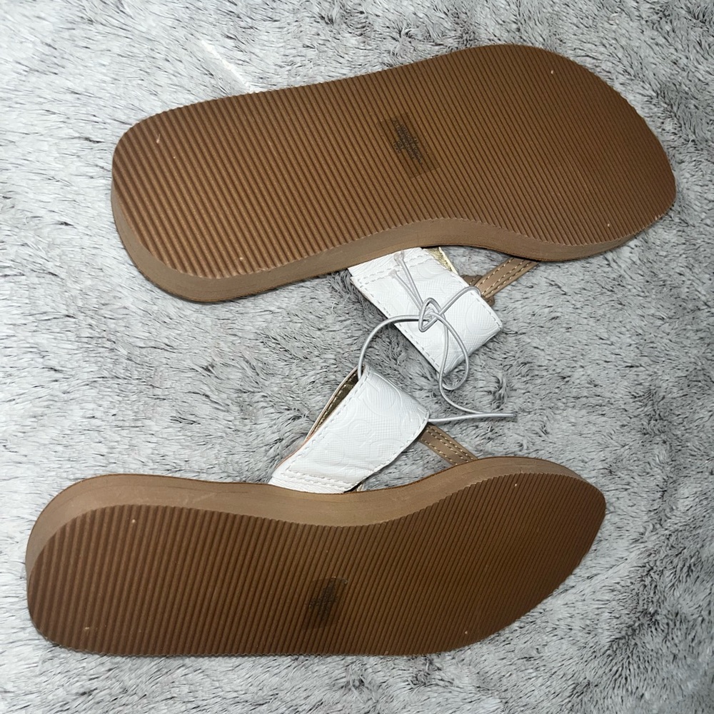NEWW!! GUESS SANDALS - Picture 3 of 3